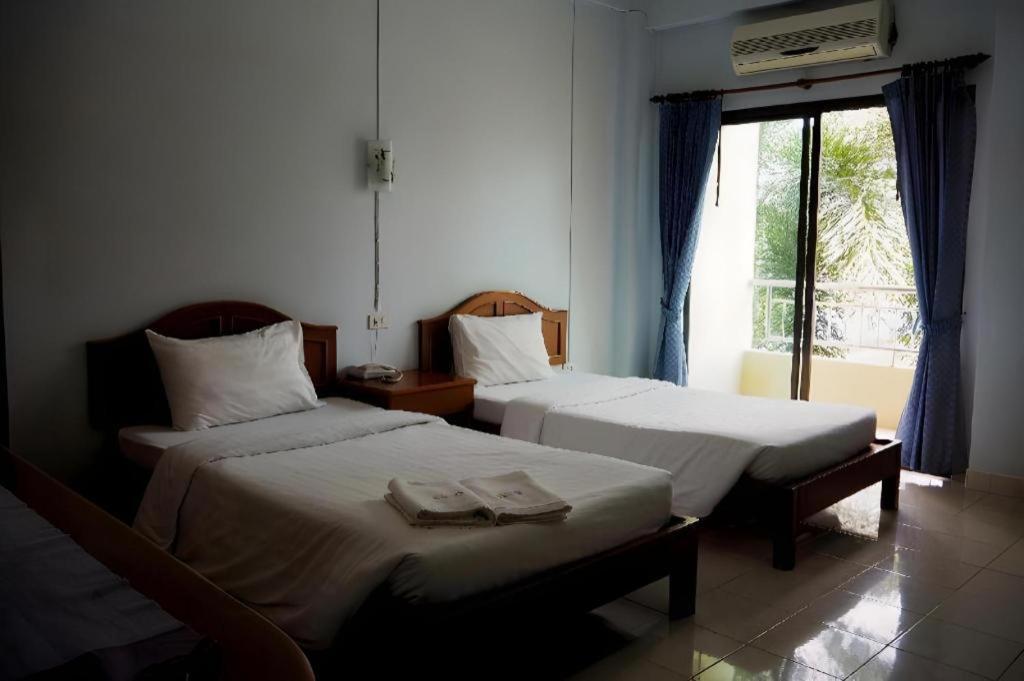 Ritzy House Hotel Chumphon Exteriör bild