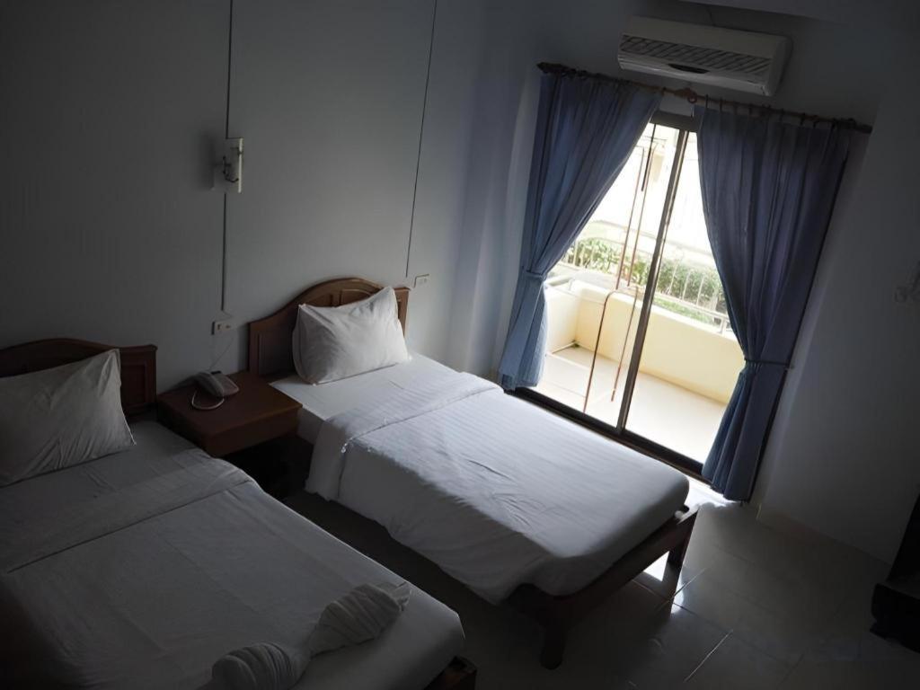 Ritzy House Hotel Chumphon Exteriör bild