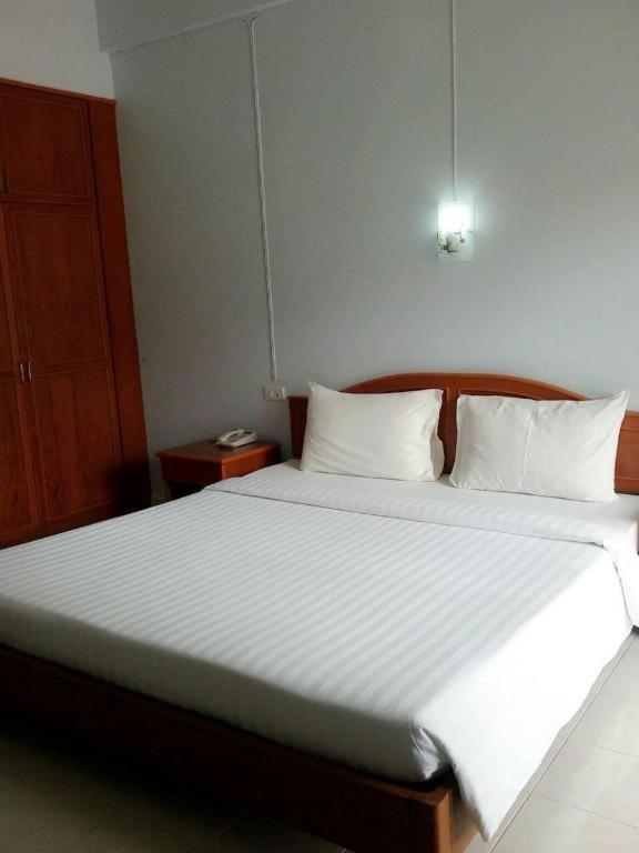 Ritzy House Hotel Chumphon Exteriör bild