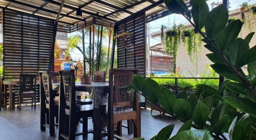 Ritzy House Hotel Chumphon Exteriör bild