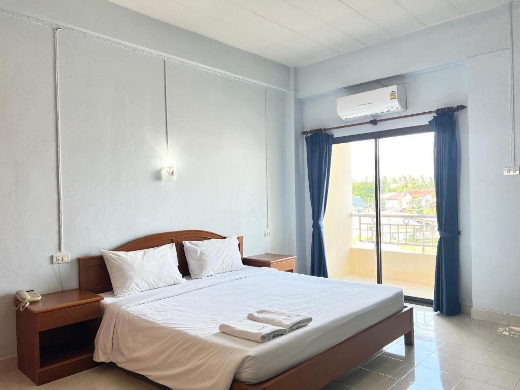 Ritzy House Hotel Chumphon Exteriör bild
