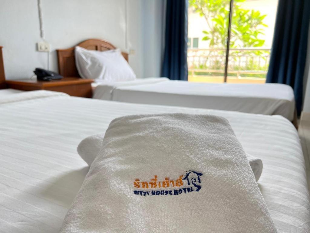 Ritzy House Hotel Chumphon Exteriör bild