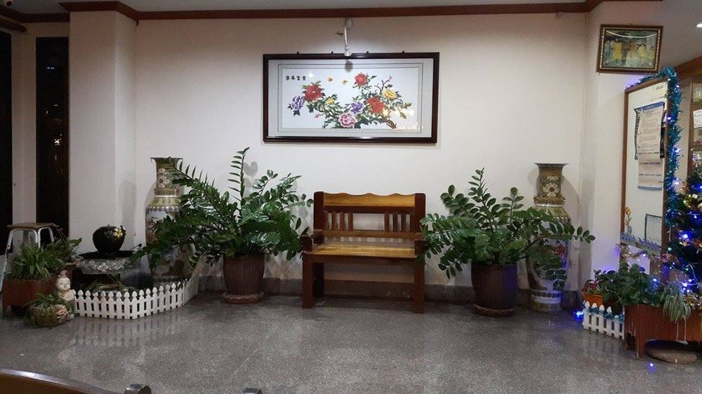 Ritzy House Hotel Chumphon Exteriör bild