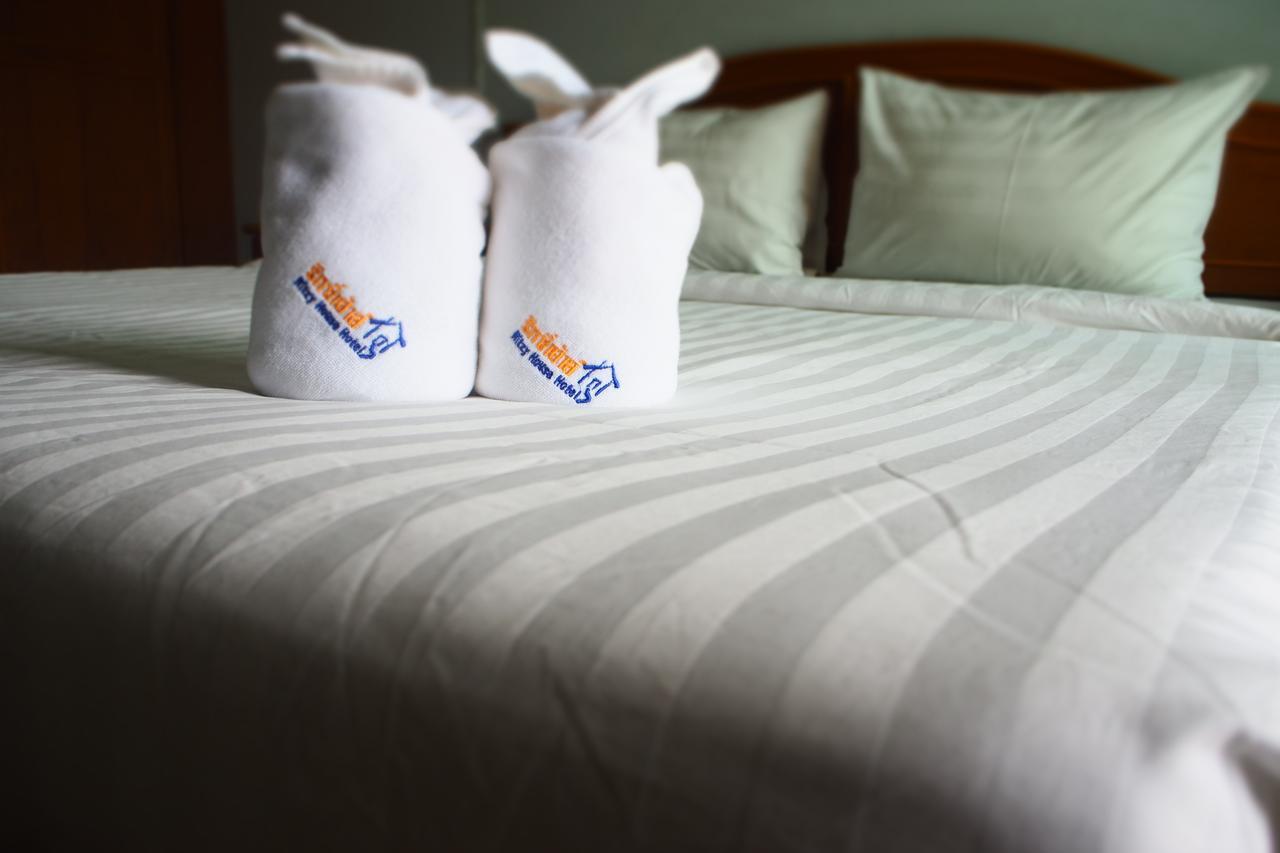 Ritzy House Hotel Chumphon Exteriör bild